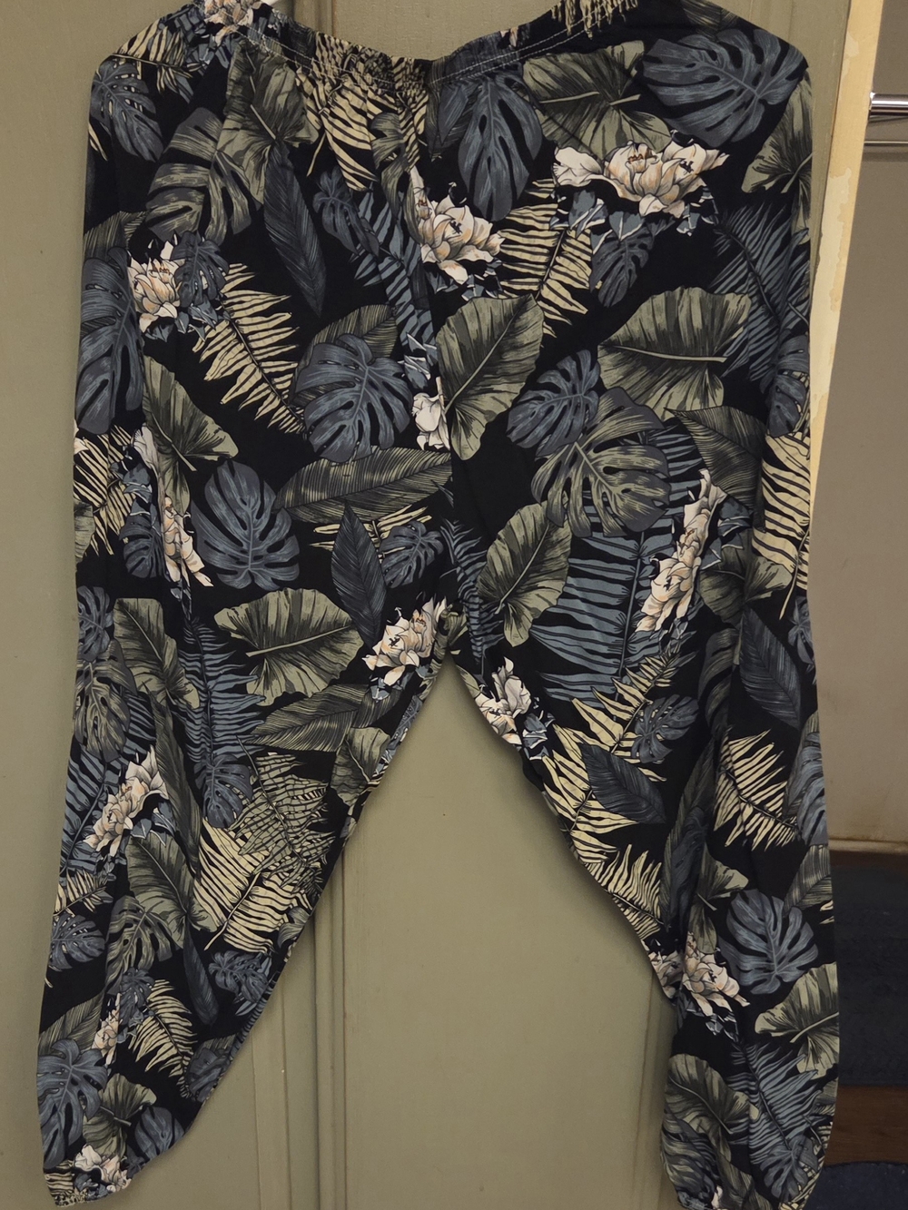 SHEIN Black Tropical Leaf Print Joggers